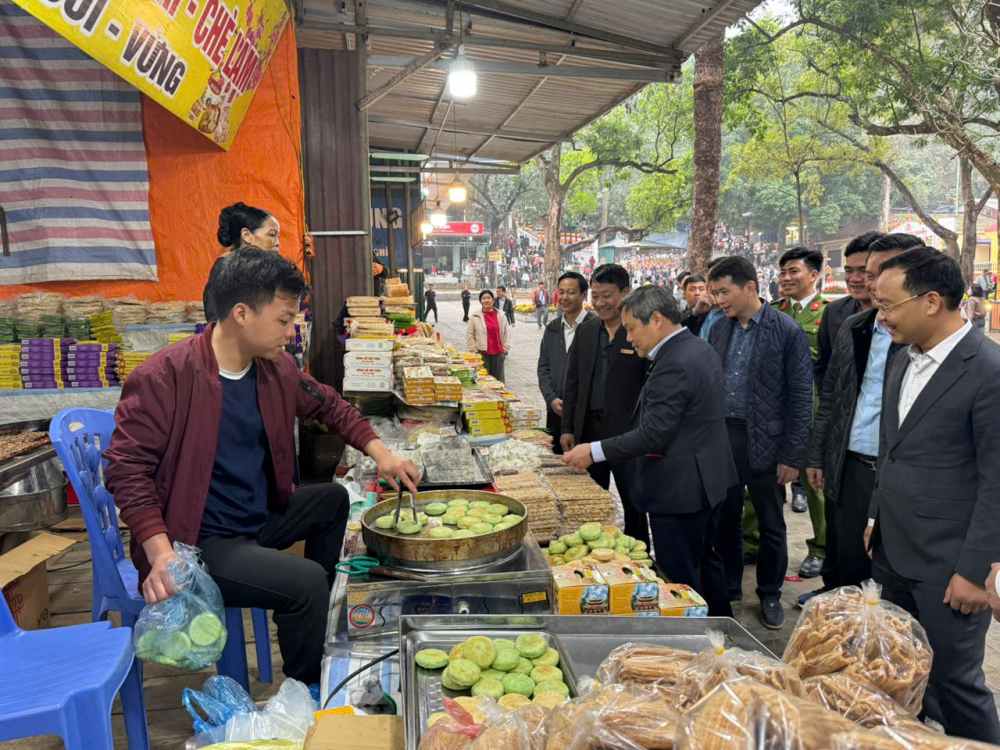 Nhiều điểm buôn bán được giải tỏa, trả lại sự thông thoáng, trang nghiêm cho khu vực lễ hội. Ảnh: Hải Nguyễn