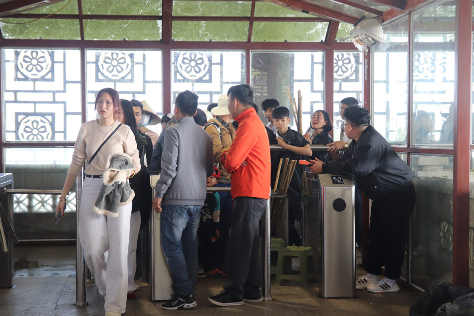 Người dân xếp hàng đi cáp treo từ Tây Yên Tử lên chùa Đồng lễ phật. Ảnh: Hoàng Xuyến