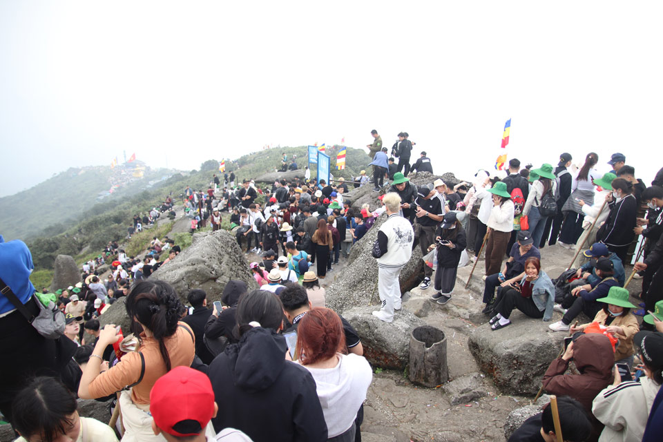 Rất đông người dân, du khách về chùa Đồng lễ phật trong những ngày đầu năm mới. Ảnh: Hoàng Xuyến