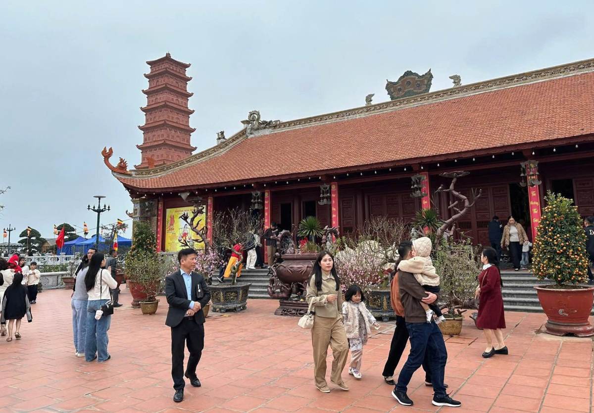 Khách du lịch tham quan, dâng hương tại Tháp Tường Long. Ảnh: Phường Đồ Sơn