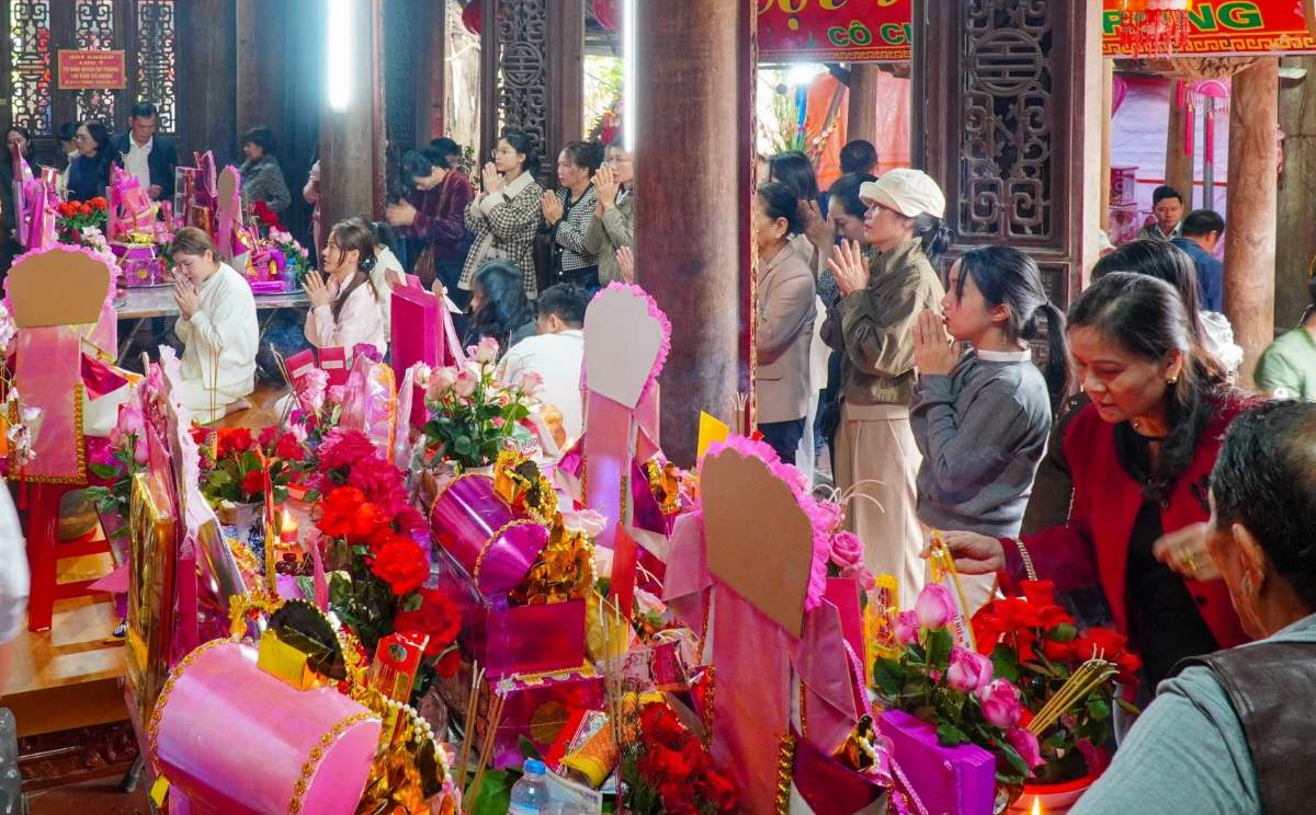 コ・チン・スオイ・ロン寺院で幸運と平和を祈って線香を捧げる人々や観光客。写真:ドーソン区