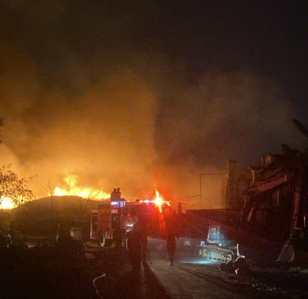 A garbage dump near the Dao River dike in Nam Truc commune, Ninh Binh province caught fire. Photo: Ha Vi
