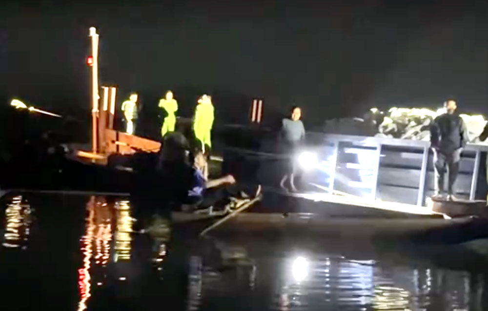 Functional forces are conducting search and rescue for victims of the shipwreck. Photo: Van Duc