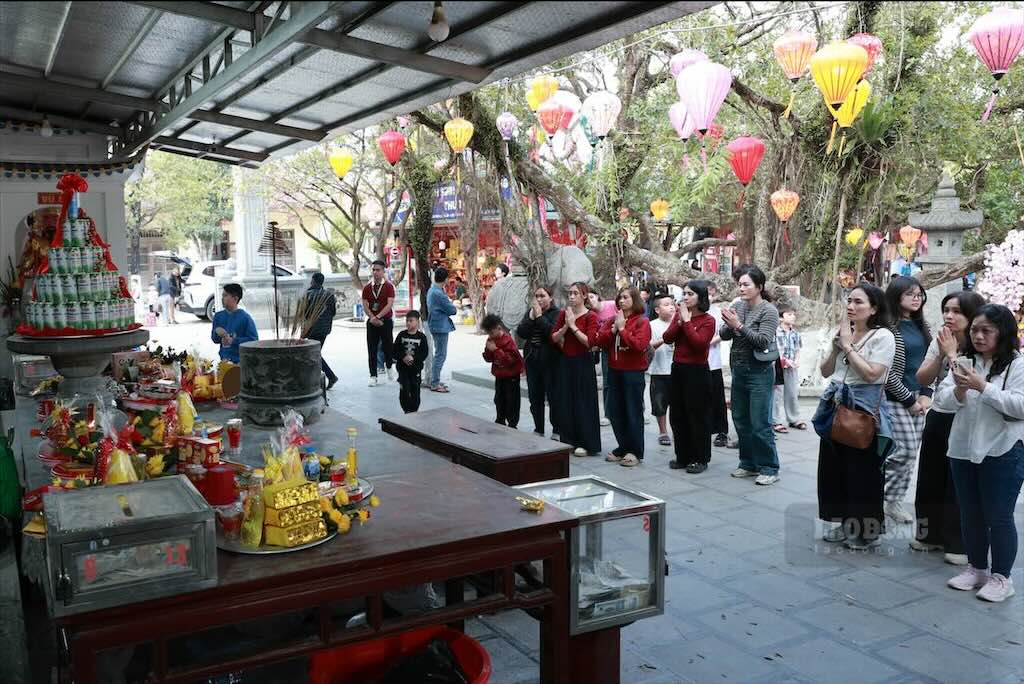 Không gian thờ tự gọn gàng hơn vì không bị tiền lẻ bao phủ khắp nơi. Ảnh: Hải Nguyễn