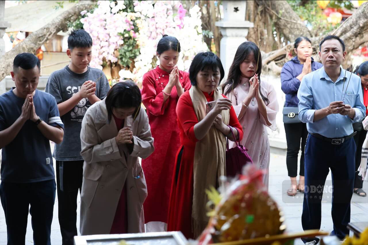 Du khách dâng hương, chiêm bái tại đền Trình trước ngày khai hội Chùa Hương. Ảnh: Hải Nguyễn