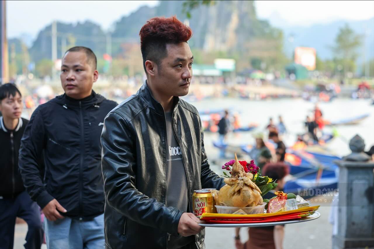 Nhiều gia đình mang mâm lễ từ nhà hoặc mua ở các hàng quán bên trong khuôn viên quần thể di tích. Ảnh: Hải Nguyễn