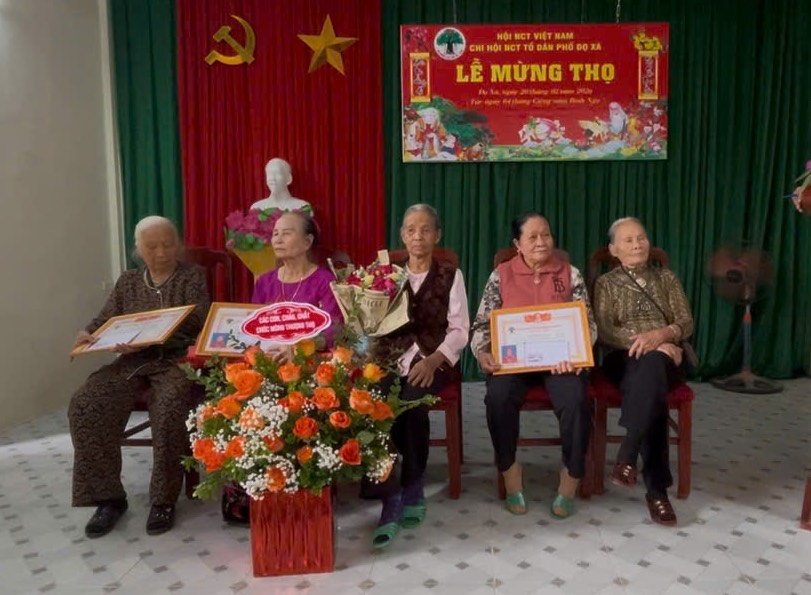 Mrs. Nguyen Thi Lan (far right) is sad when she is the only person who did not receive a Certificate of Longevity. Photo by Trang Quynh