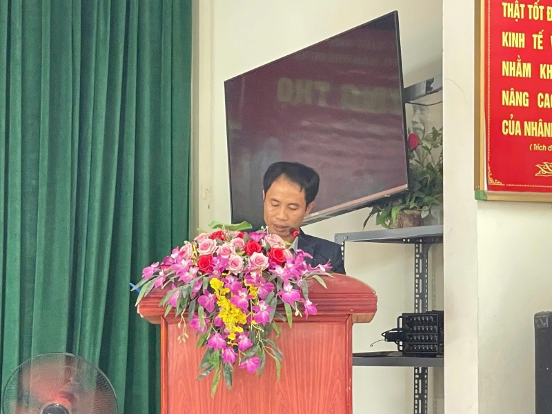 Ông Lê Văn Lợi, Tổ trưởng tổ dân phố Đọ Xá xác nhận bà Nguyễn Thị Lan vẫn là hội viên Hội Người cao tuổi. Ảnh Trang Quỳnh