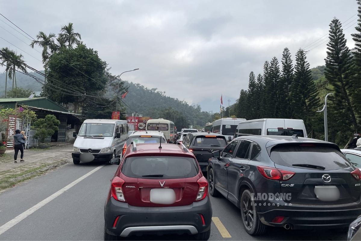 Đường đi lên Khu di tích danh thắng Yên Tử, tỉnh Quảng Ninh xảy ra tình trạng ùn tắc, nhiều gia đình mất hàng giờ đồng hồ di chuyển.