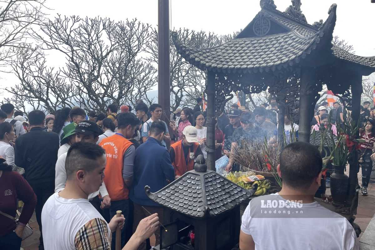 Lực lượng tình nguyện viên (áo cam) liên tục quan sát, hướng dẫn du khách. Ảnh: Thanh Bình