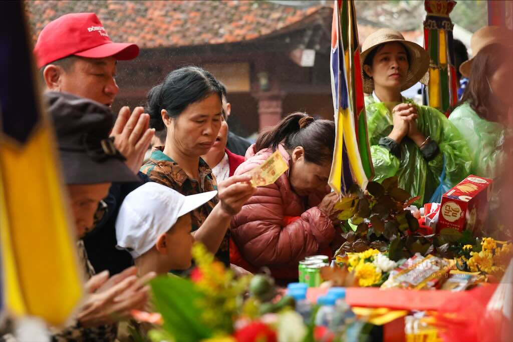 Bà Thu Hiền (58 tuổi, Thái Nguyên) chia sẻ: “Gia đình tôi đi từ 2 giờ sáng để kịp đến sớm dự lễ khai hội. Đến nơi đã thấy trời mưa nhưng vẫn rất đông người. Khách phải đợi sắp xếp lên thuyền đò, tới 7 giờ sáng mới có mặt tại khu vực chùa Thiên Trù“.