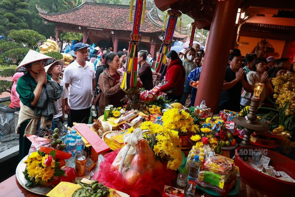 Tại khu vực Đền Trình và chùa Thiên Trù, dòng người vào dâng hương liên tục. Nhiều du khách tranh thủ chiêm bái trong buổi sáng, trước giờ khai hội rồi tiếp tục hành trình lên động Hương Tích.