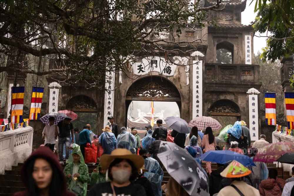 Năm nay, Ban Tổ chức tiếp tục triển khai bán vé điện tử, kiểm soát bằng mã QR, lắp đặt hệ thống camera ứng dụng trí tuệ nhân tạo và vận hành trung tâm điều hành. Lực lượng chức năng thường trực tại các điểm trọng yếu để phân luồng, điều tiết giao thông, đảm bảo an ninh trật tự, phòng cháy chữa cháy và cứu hộ cứu nạn.