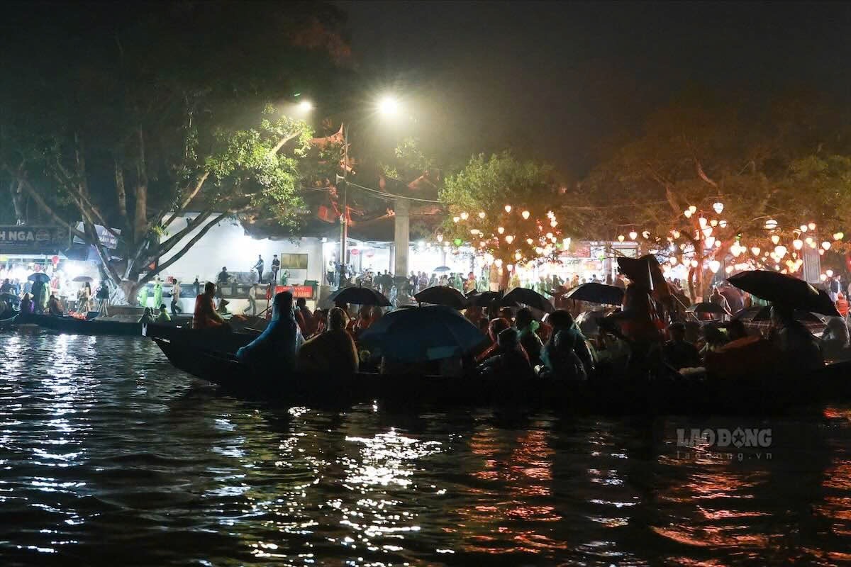 Theo ghi nhận của Lao Động, từ 4h sáng ngày 22.2 (mùng 6 Tết), khu vực bến đò suối Yến đã nhộn nhịp người xếp hàng dưới mưa chờ xuống thuyền vào lễ Phật đầu năm.