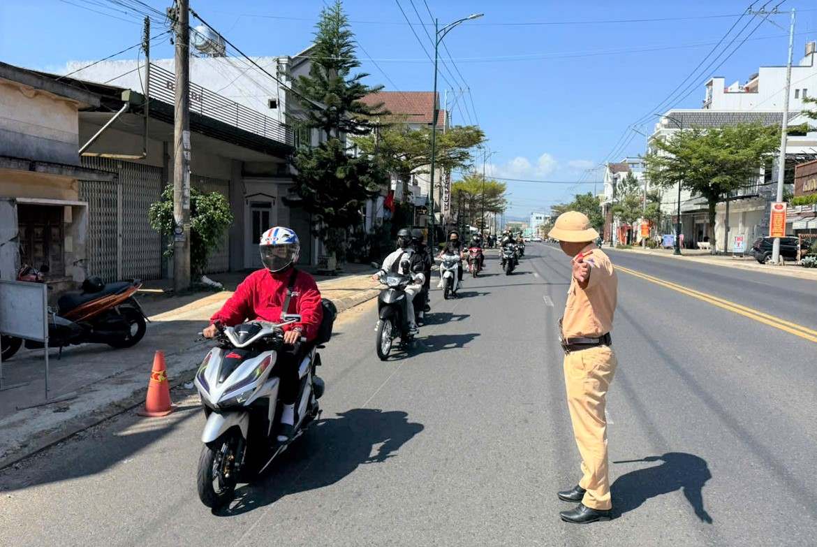 Lực lượng Cảnh sát Giao thông phân luồng phương tiện trên Quốc lộ 20. Ảnh: Phúc Khánh 