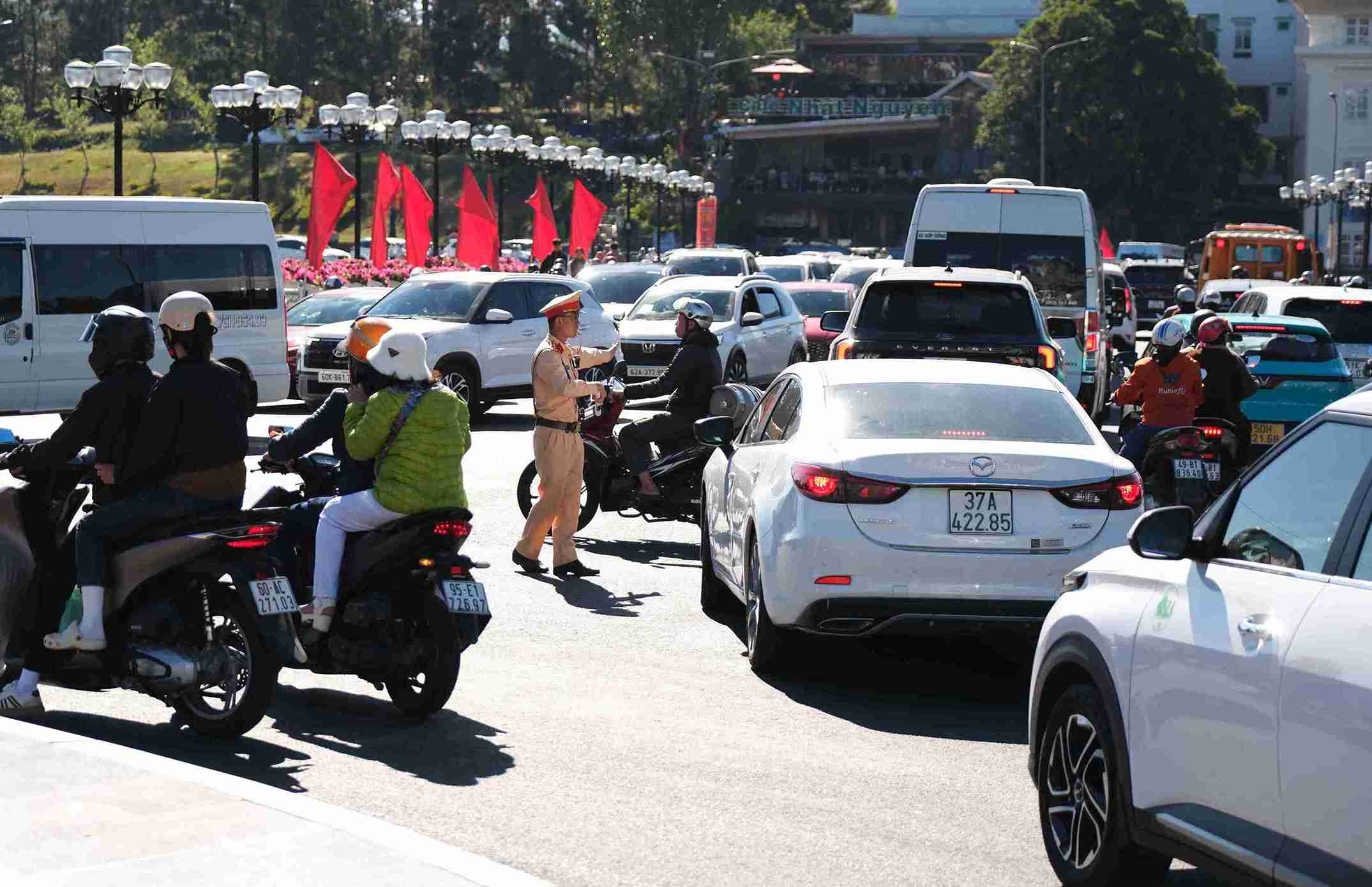 Lực lượng cảnh sát giao thông điều tiết, phân luồng bảo đảm an toàn giao thông tại Đà Lạt. Ảnh: Phúc Khánh 