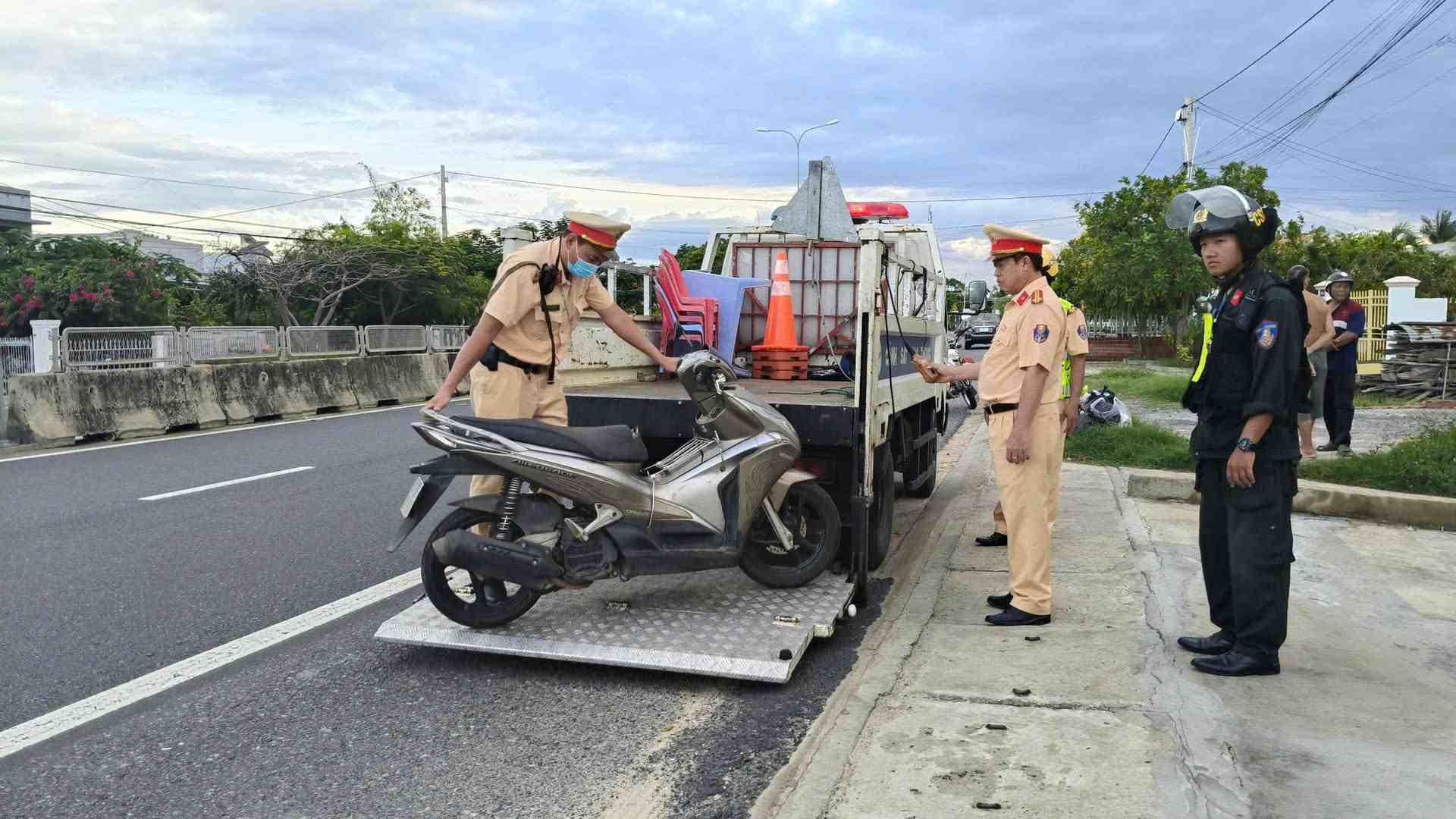 Traffic safety violations handled during Tet. Photo: Phuc Khanh