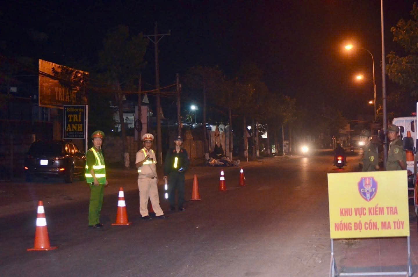 Cảnh sát giao thông Công an Lâm Đồng tổ chức kiểm tra nồng độ cồn trong dịp Tết. Ảnh: Phúc Khánh 