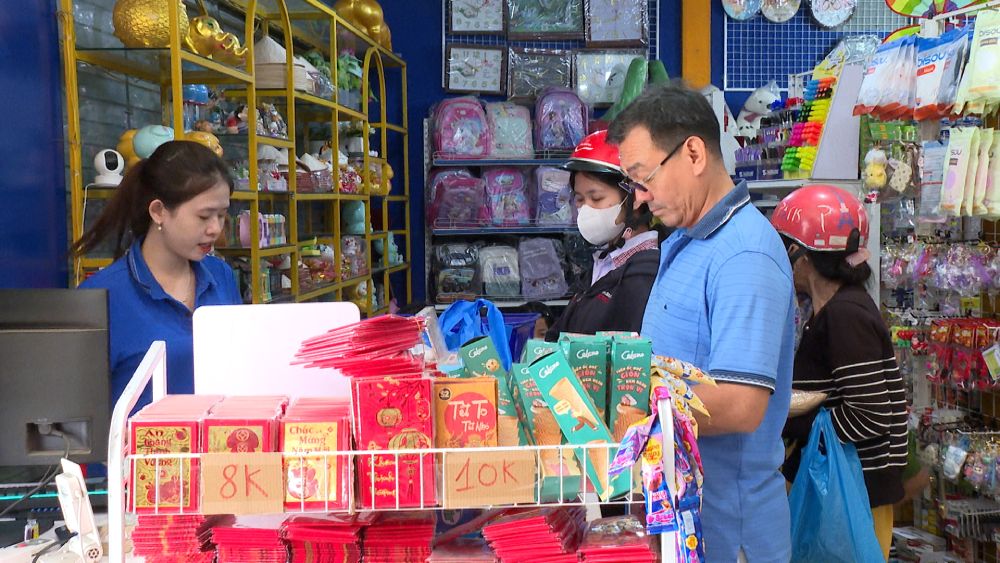 Các mặt hàng có xuất xứ nguồn gốc rõ ràng, niêm yết giá cho khách hàng dễ lựa chọn. Ảnh: Nam Phương