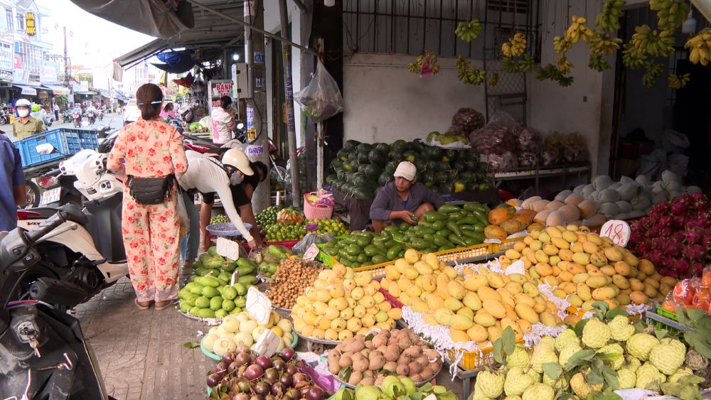 Dù mua sắm tăng cao dịp Tết nhưng hàng về đầy đủ các loại từ rau củ quả đến tạp hóa, giá cả ổn định. Ảnh: Nam Phương