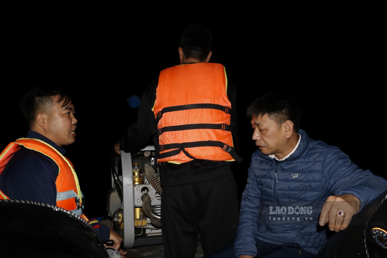 Đoàn cứu hộ di chuyển đến khu vực tàu bị lật. Ảnh: Văn Đức