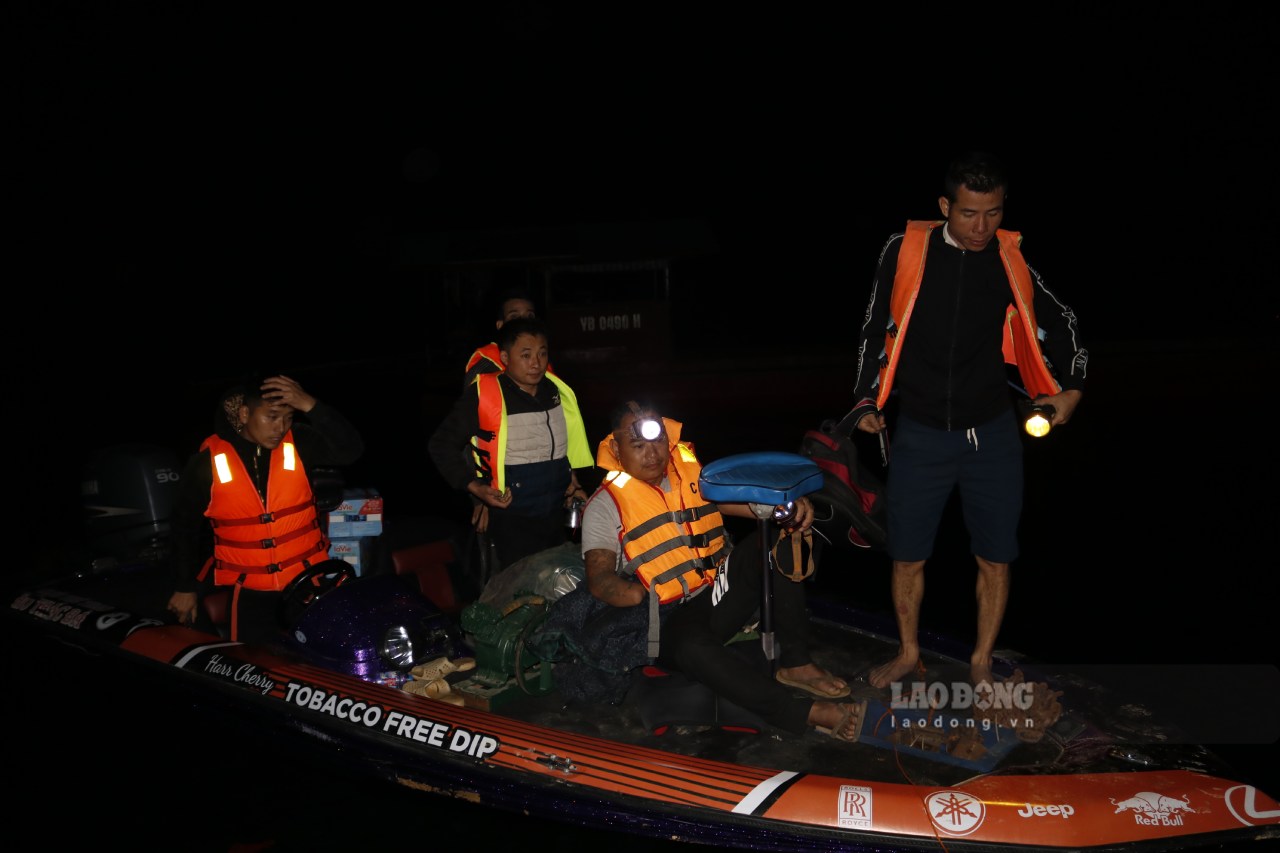 Đoàn thợ lặn từ Phú Thọ đến hỗ trợ tìm kiếm các nạn nhân mất tích trong vụ lật tàu. Ảnh: Văn Đức
