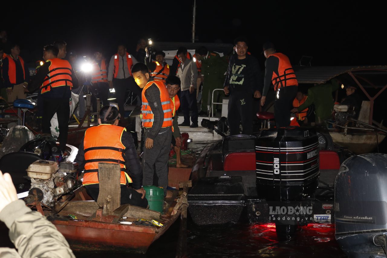 More than 500 people were mobilized to search for 6 missing victims in the boat capsizing on Thac Ba Lake. Photo: Van Duc.