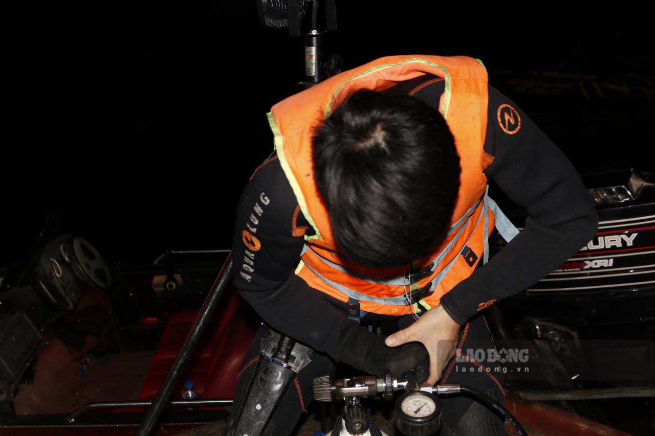 Thợ lặn kiểm tra thiết bị trước khi lặn xuống hồ tìm kiếm các nạn nhân. Ảnh: Văn Đức