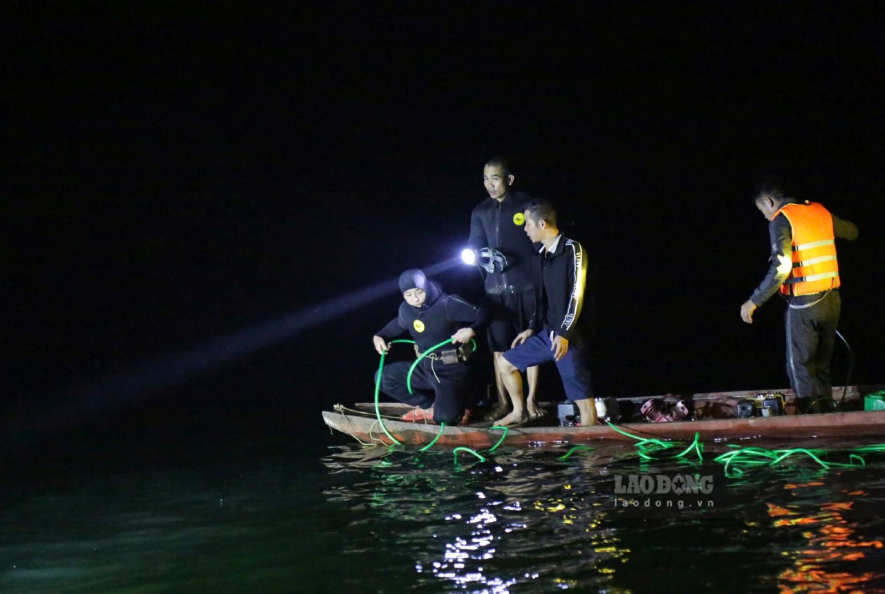 Các thợ lặn xuyên đêm ngâm mình dưới làn nước lạnh để tìm kiếm các nạn nhân. Ảnh: Văn Đức