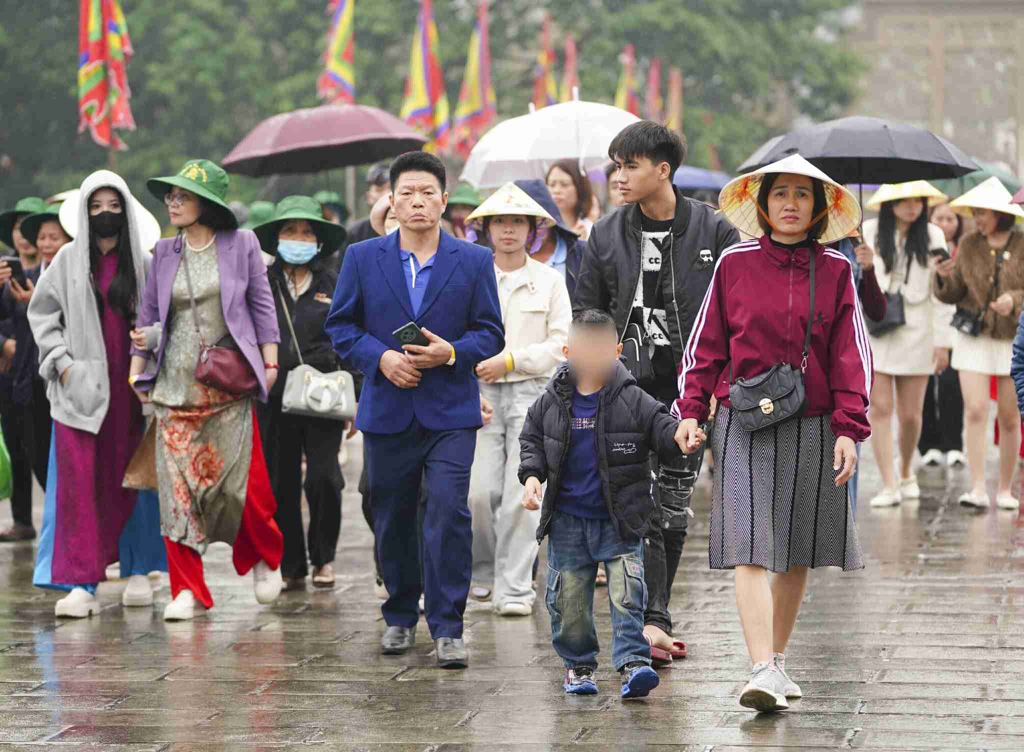 Thousands of pilgrims from all directions pilgrimage to Bai Dinh Pagoda on the opening day of the festival. Photo: Dieu Anh