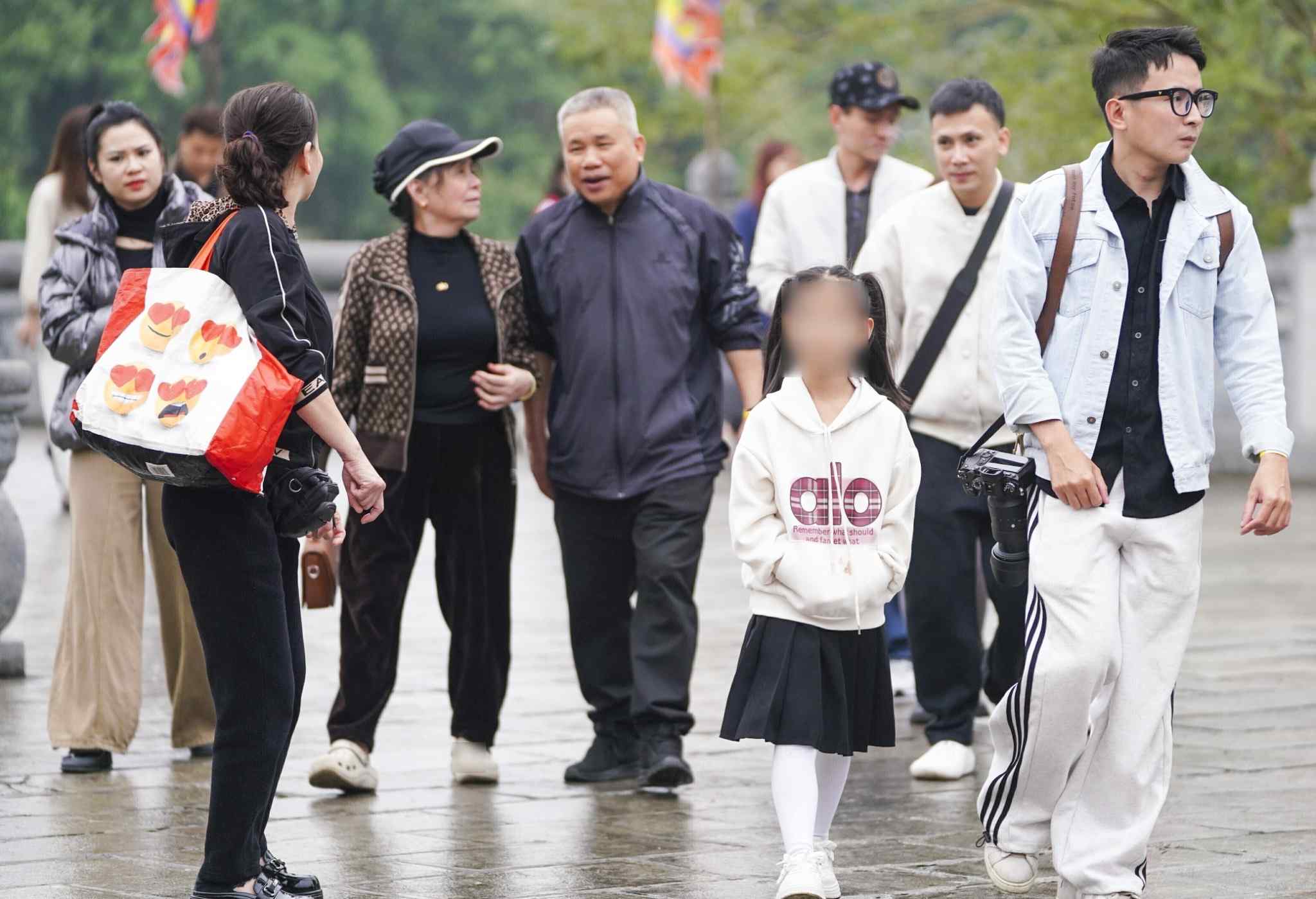 Ngay từ sáng sớm, hàng nghìn du khách thập phương đã đổ về chùa Bái Đính đễ lễ Phật và vãn cảnh chùa. Ảnh: Diệu Anh