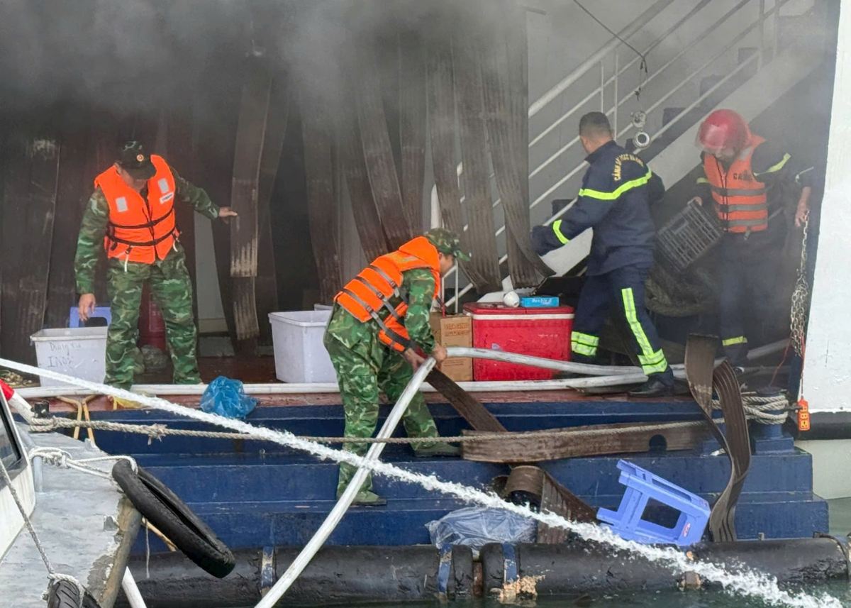Functional forces control the fire. Photo: Cat Ba Border Guard Station