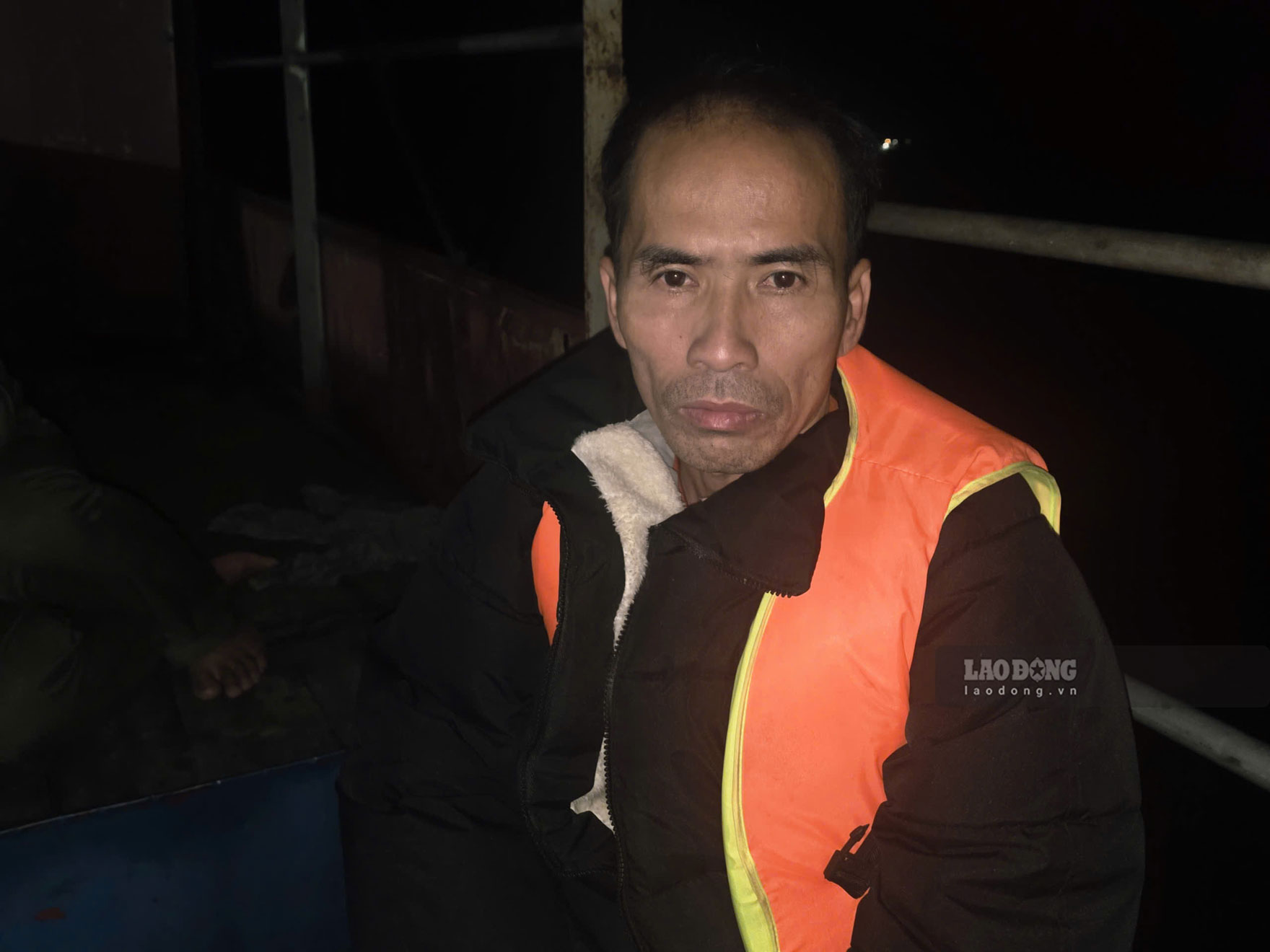 Ông Hoàng Văn Hòa theo đoàn cứu nạn tìm người thân. Ảnh: Văn Đức