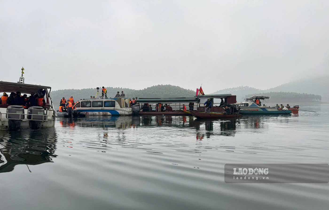 Công tác tìm kiếm nạn nhân diễn ra liên tục từ đêm qua đến nay. Ảnh: Văn Đức