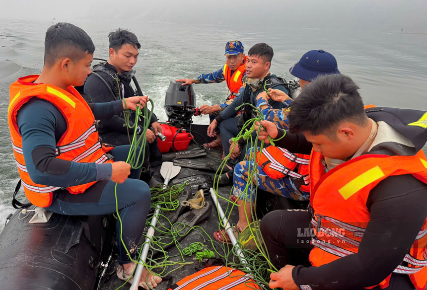 Các lực lượng cùng máy lặn sâu, xuồng cứu nạn, máy nén khí và nhiều loại trang thiết bị tham gia tìm kiếm các nạn nhân mất tích.