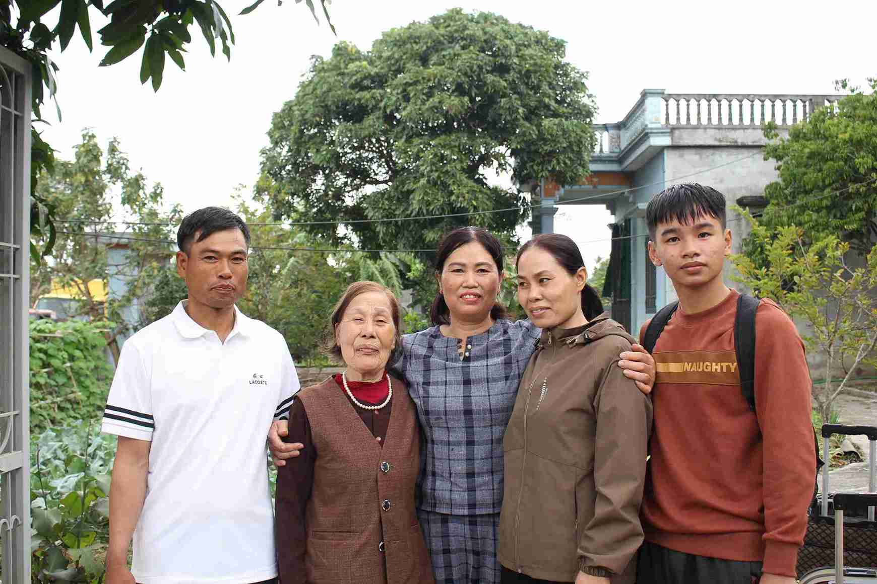 Gia đình công nhân Đào Thị Thinh chụp hình lưu niệm trong buổi sáng trong buổi sáng rời quê. Ảnh: Mai Hương  