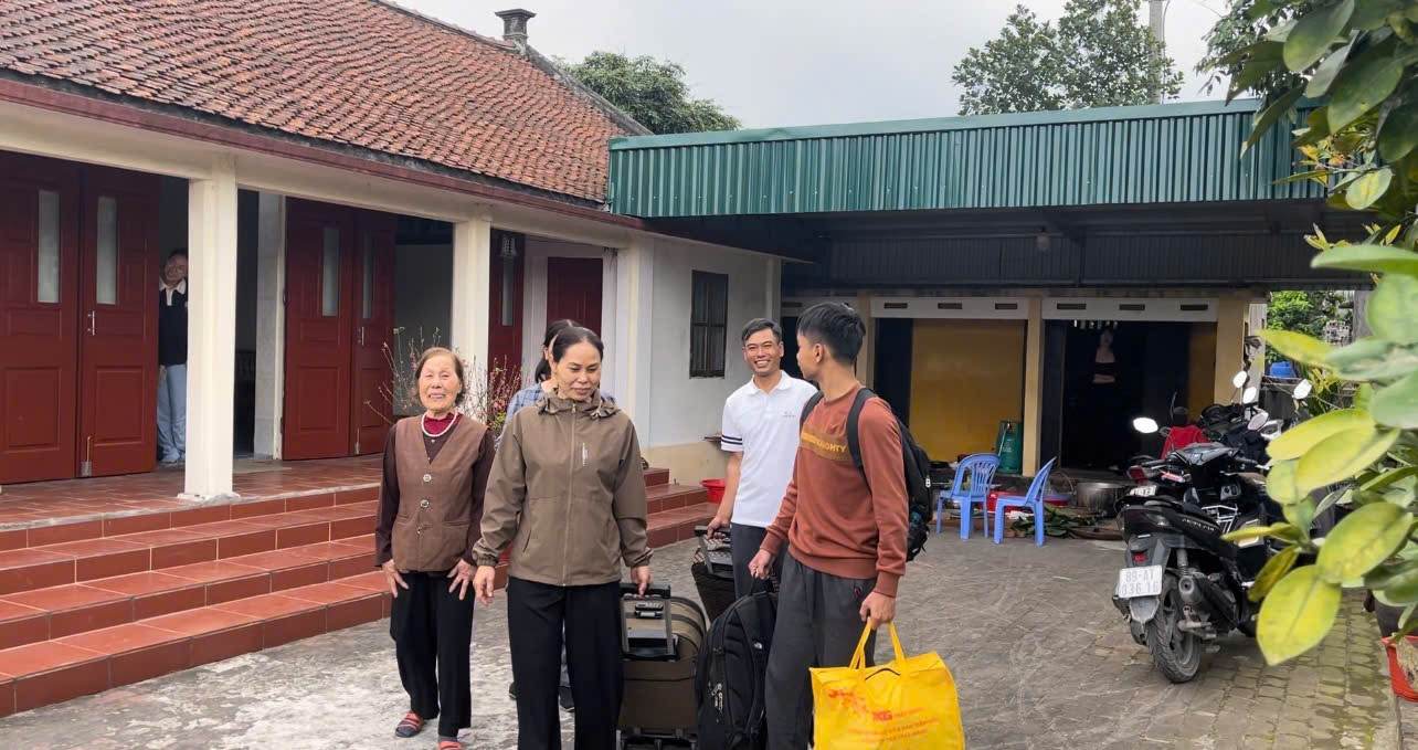 Căn nhà thức sớm trong buổi sáng tiễn chị Thinh rời quê. Ảnh: Mai Hương  