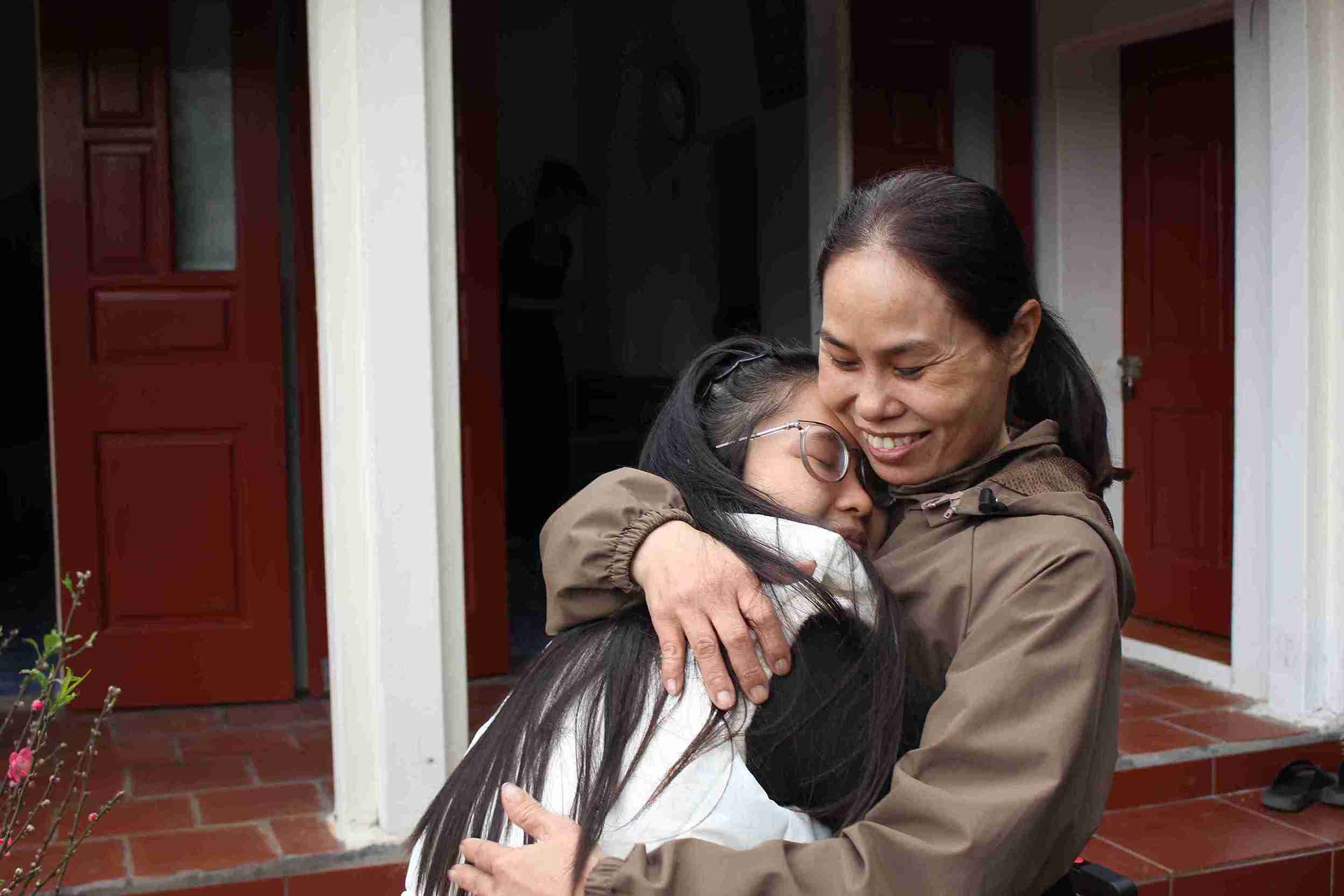 子供たちは別れの時間前にティンさんのそばに寄り添っています。写真:マイ・フオン