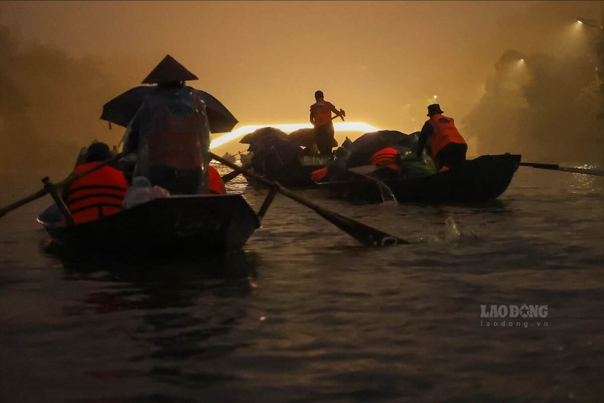 Chùa Hương ngày khai hội đông khách từ đêm. 