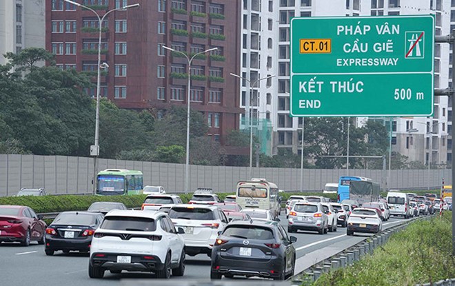 Vehicles moving slowly on the Phap Van - Cau Gie expressway in the inner city of Hanoi, February 21. Photo: Song Huu