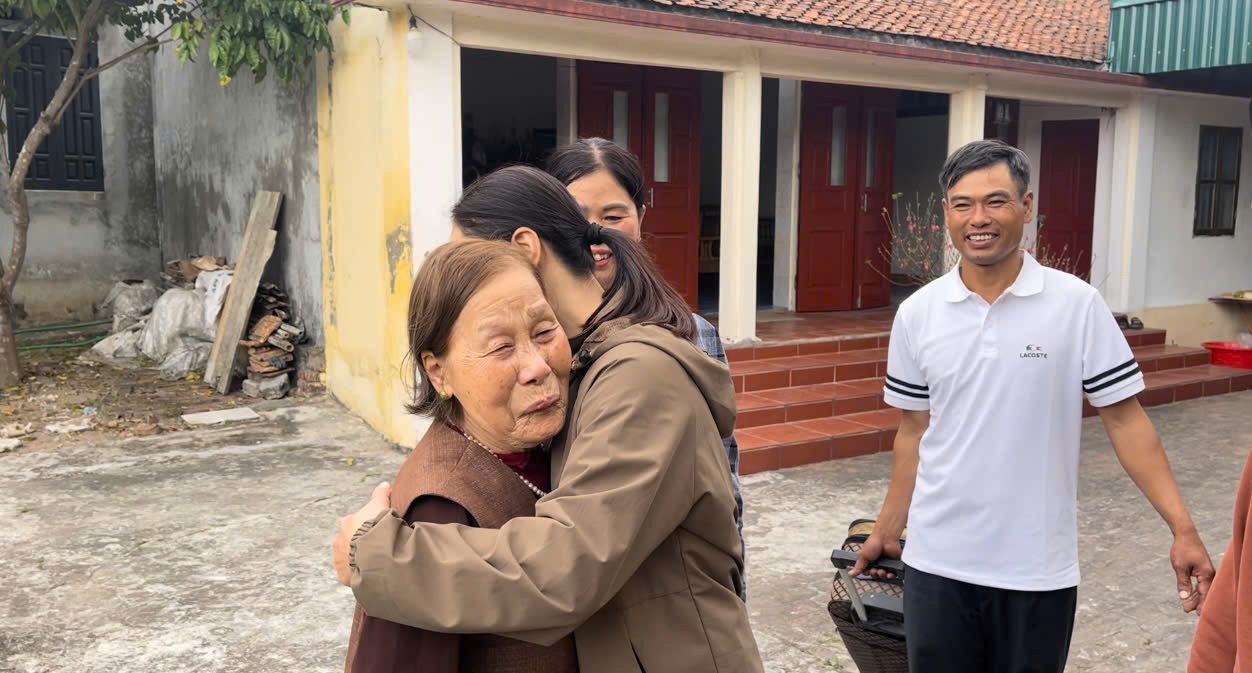 Farewell ceremony of worker Dao Thi Thinh after Tet reunion. Photo: Mai Huong