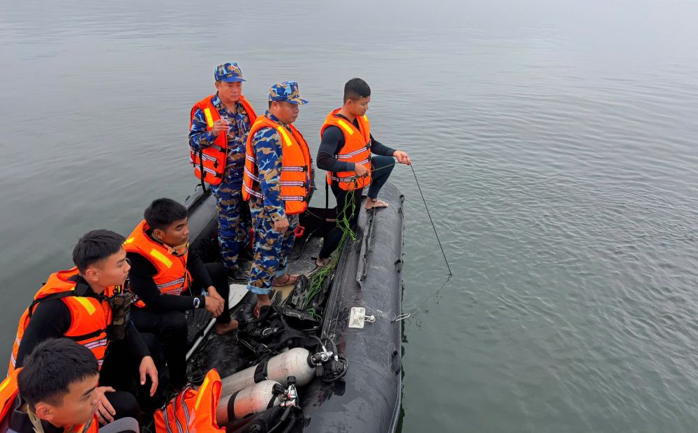 Naval Special Forces Area deploys search operations for victims of ship capsizing on Thac Ba Lake. By the end of February 22, 6 victims had been found. Photo: Navy Command