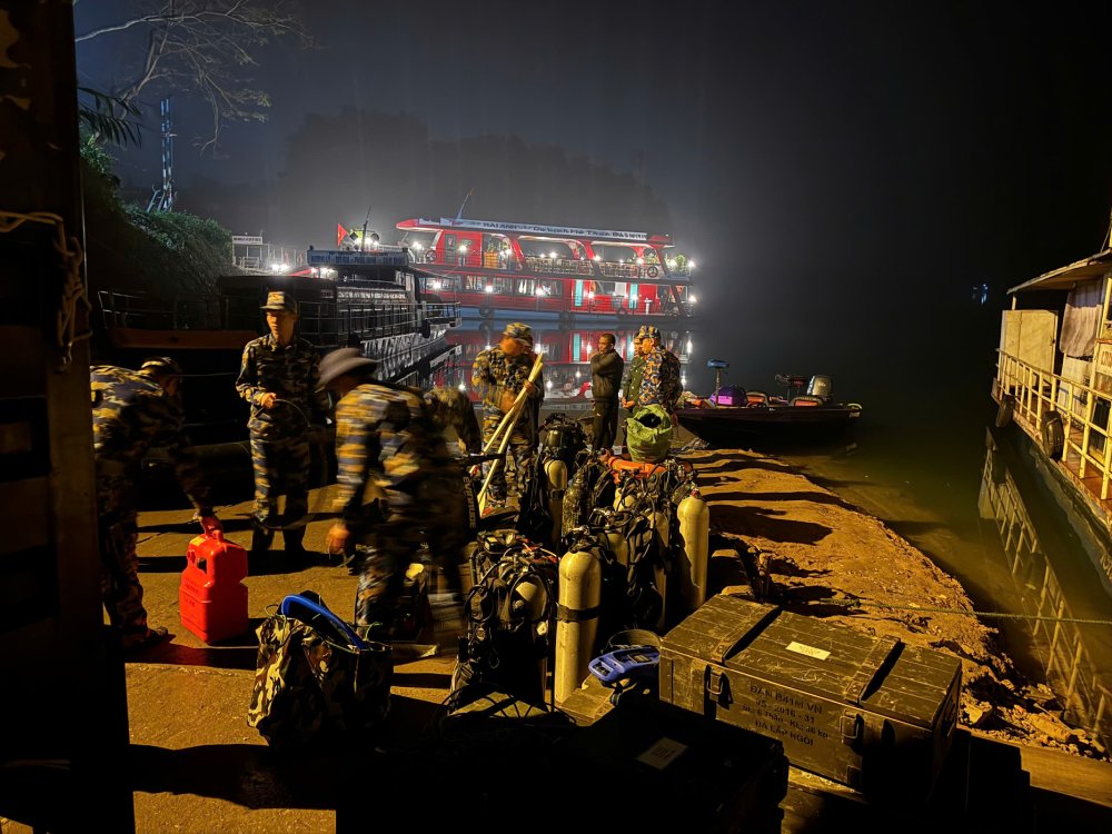 Đặc công Hải quân cơ động trong đêm tìm kiếm nạn nhân mất tích vụ lật tàu chở khách trên hồ Thác Bà. Ảnh: Quân chủng Hải quân