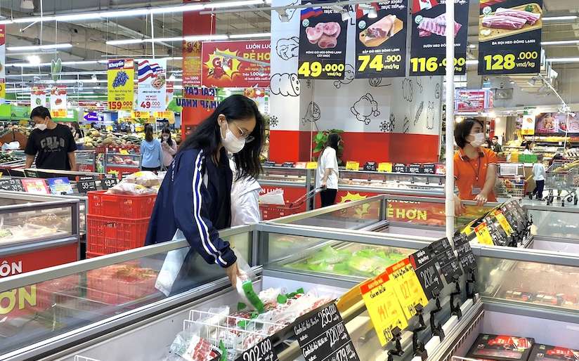 Prices of beef and seafood slightly decreased compared to the 3rd and 4th days thanks to increased supply. Photo: Bao Thoa