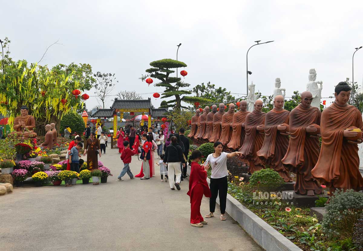 Du khách xếp hàng chụp ảnh cùng