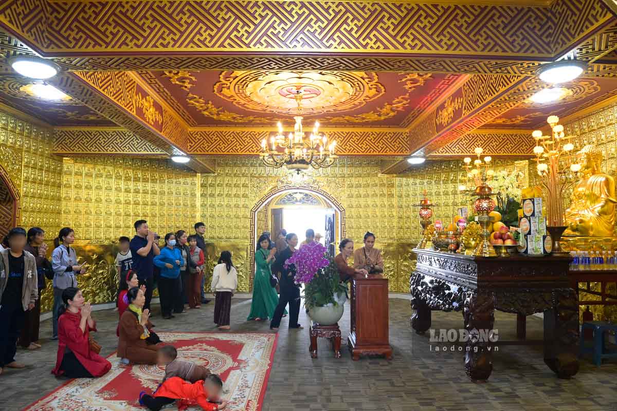 Bên trong bệ tượng Phật A Di Đà, nơi phụng thờ vạn Phật. Ảnh: Lương Hà