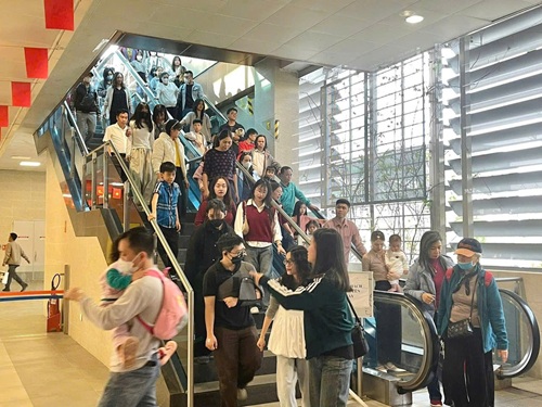 Miễn phí vé vận tải, du khách đổ về các di tích Hà Nội tăng mạnh. Ảnh: Minh Hạnh 