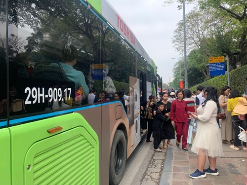 Hành khách đi xe buýt miễn phí đến Văn Miếu - Quốc Tử Giám. Ảnh: Minh Hạnh 