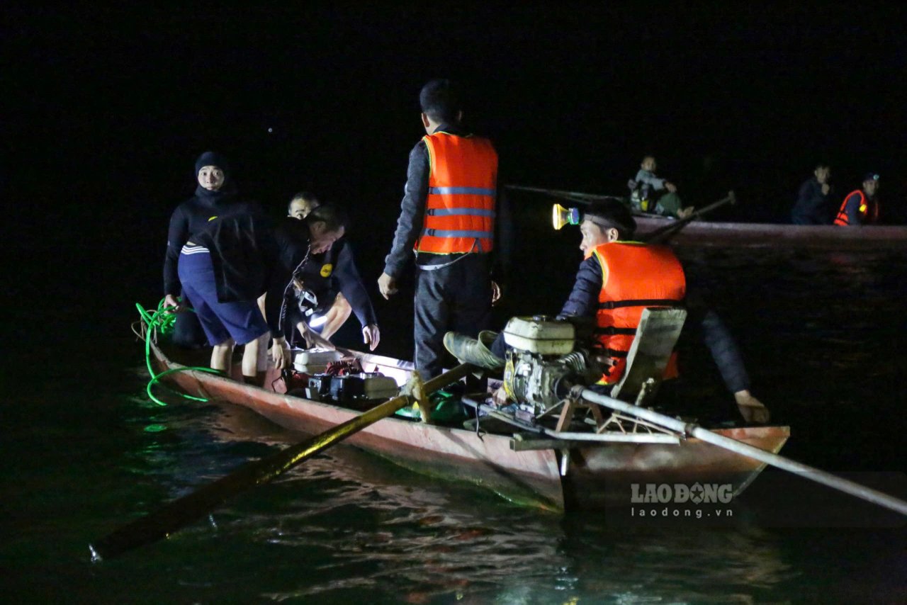 Đoàn cứu hộ di chuyển đến khu vực tàu bị lật trên hồ Thác Bà. Ảnh: Văn Đức