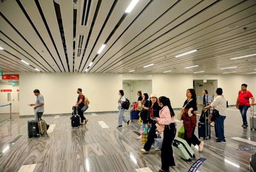 Ga đến T3 nhộn nhịp, tấp nập hành khách từ sáng sớm. Đây là khu vực gánh vác lượng lớn luồng khách quốc nội đổ về TPHCM.